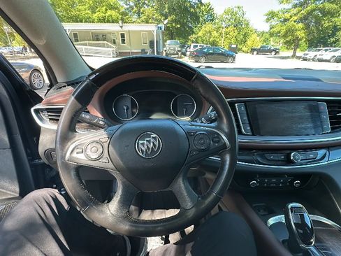 Used 2018 Buick Enclave Avenir w/ Avenir Technology Package AWD/4WD image 18