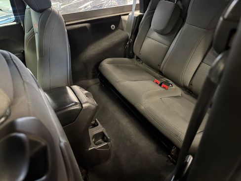 Used 2018 Jeep Wrangler Rubicon AWD/4WD image 36