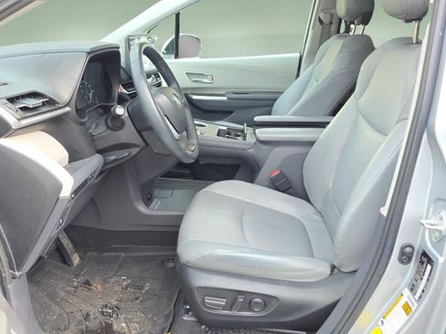 Used 2022 Toyota Sienna XLE image 10