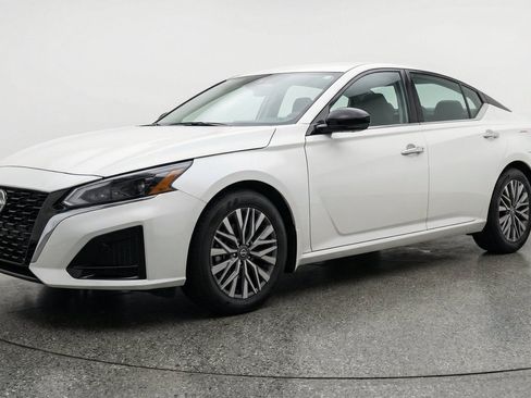 Used 2025 Nissan Altima 2.5 SV FWD image 3