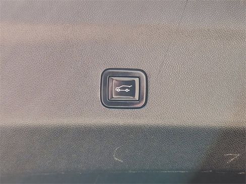 Used 2023 GMC Yukon SLT image 41