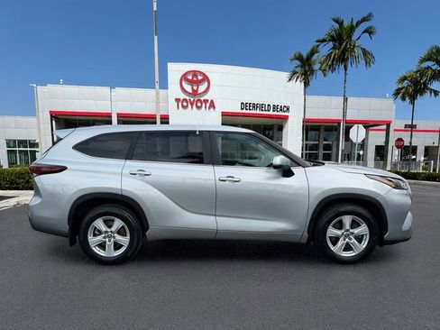 Used 2024 Toyota Highlander LE FWD image 8