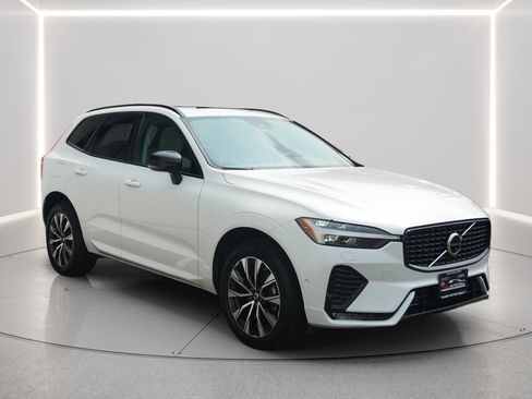 Used 2024 Volvo XC60 B5 Plus AWD/4WD image 11