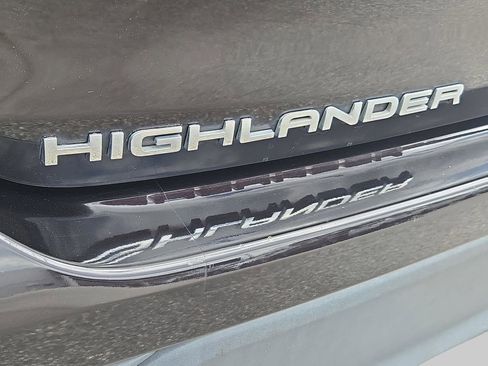 Used 2022 Toyota Highlander XLE image 12