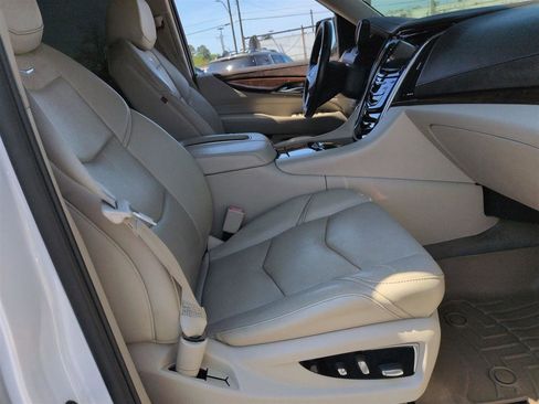 Used 2017 Cadillac Escalade Luxury image 36