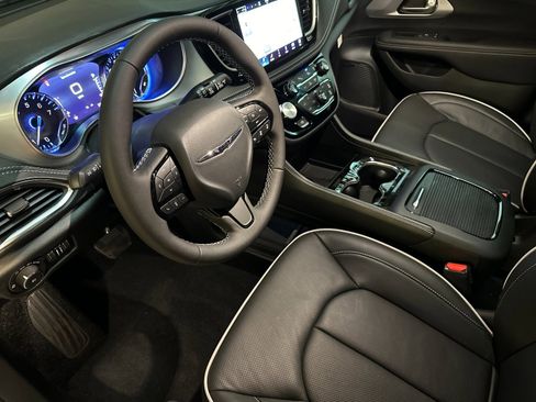 New 2026 Chrysler Pacifica Limited w/ Uconnect Theater Family Group image 9