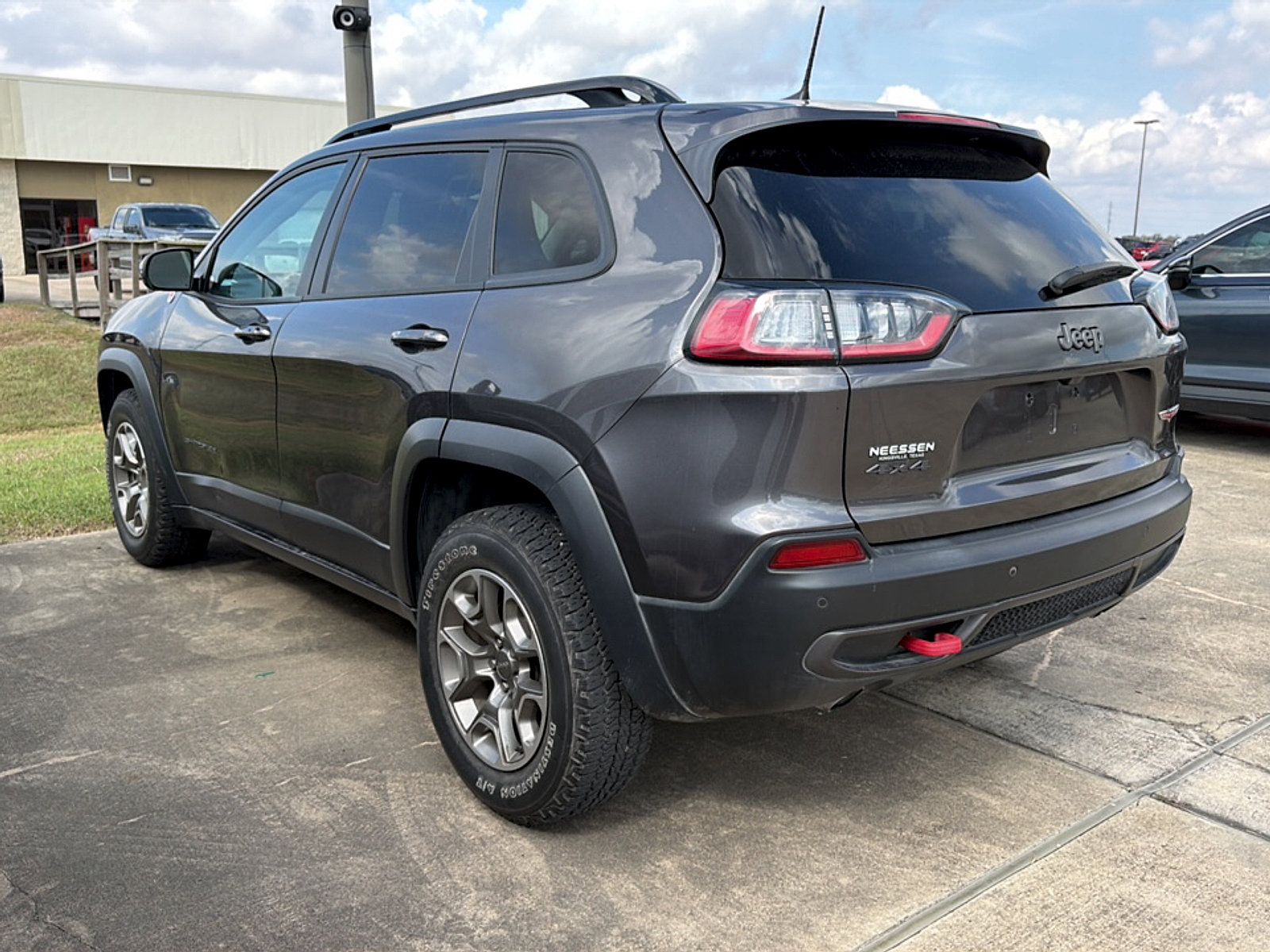 Used 2022 Jeep Cherokee Trailhawk AWD/4WD image 4