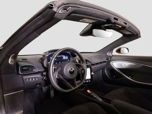 Used 2025 McLaren Artura Spider RWD image 15