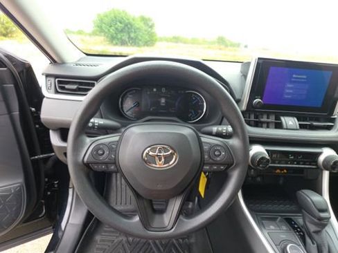 Used 2025 Toyota RAV4 LE AWD/4WD image 24