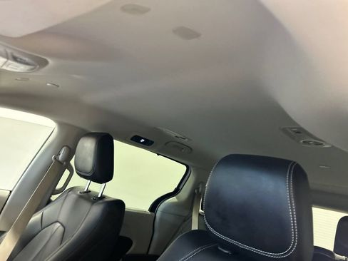 Used 2023 Chrysler Pacifica Touring-L FWD image 25