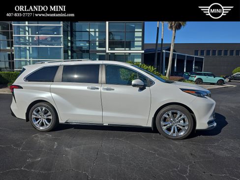 Used 2024 Toyota Sienna Platinum image 1