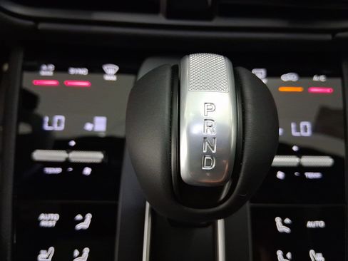 Used 2025 Porsche Macan AWD/4WD image 28