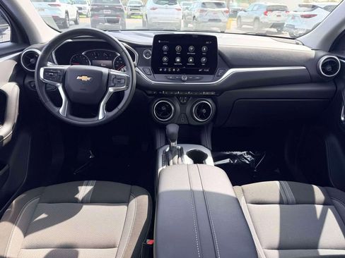 Used 2025 Chevrolet Blazer LT FWD image 3