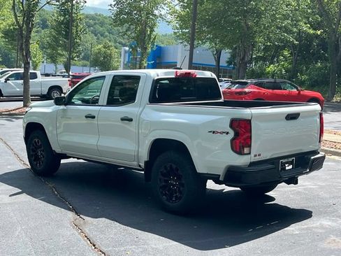 Used 2025 Chevrolet Colorado W/T w/ Advanced Trailering Package AWD/4WD image 4