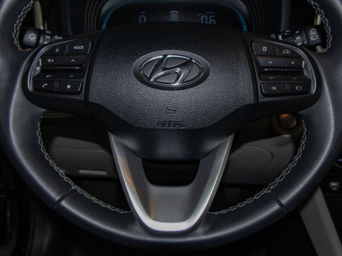 Used 2025 Hyundai Venue SEL image 11