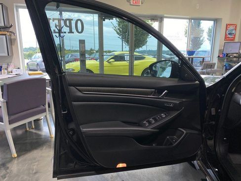 Used 2020 Honda Accord Touring image 11