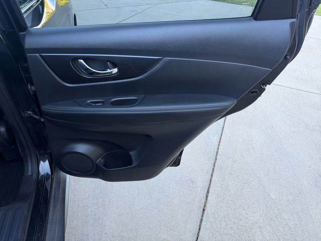 Used 2017 Nissan Rogue S w/ S Appearance Package AWD/4WD image 9