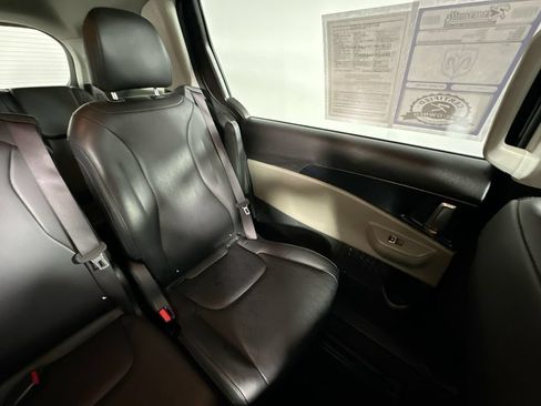 Used 2025 Kia Carnival FWD image 14