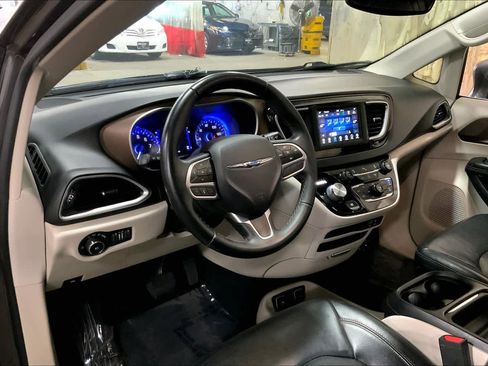 Used 2018 Chrysler Pacifica Touring-L image 17