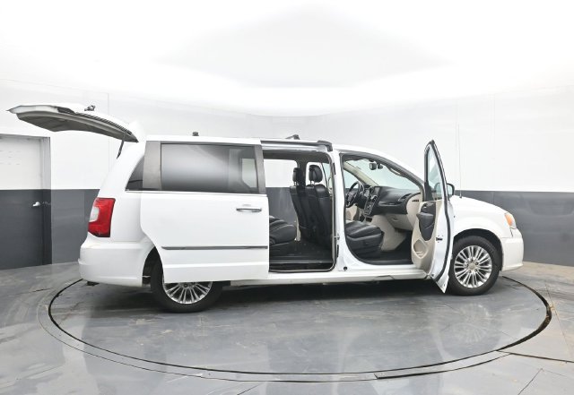 Used 2014 Chrysler Town & Country Touring-L FWD image 50