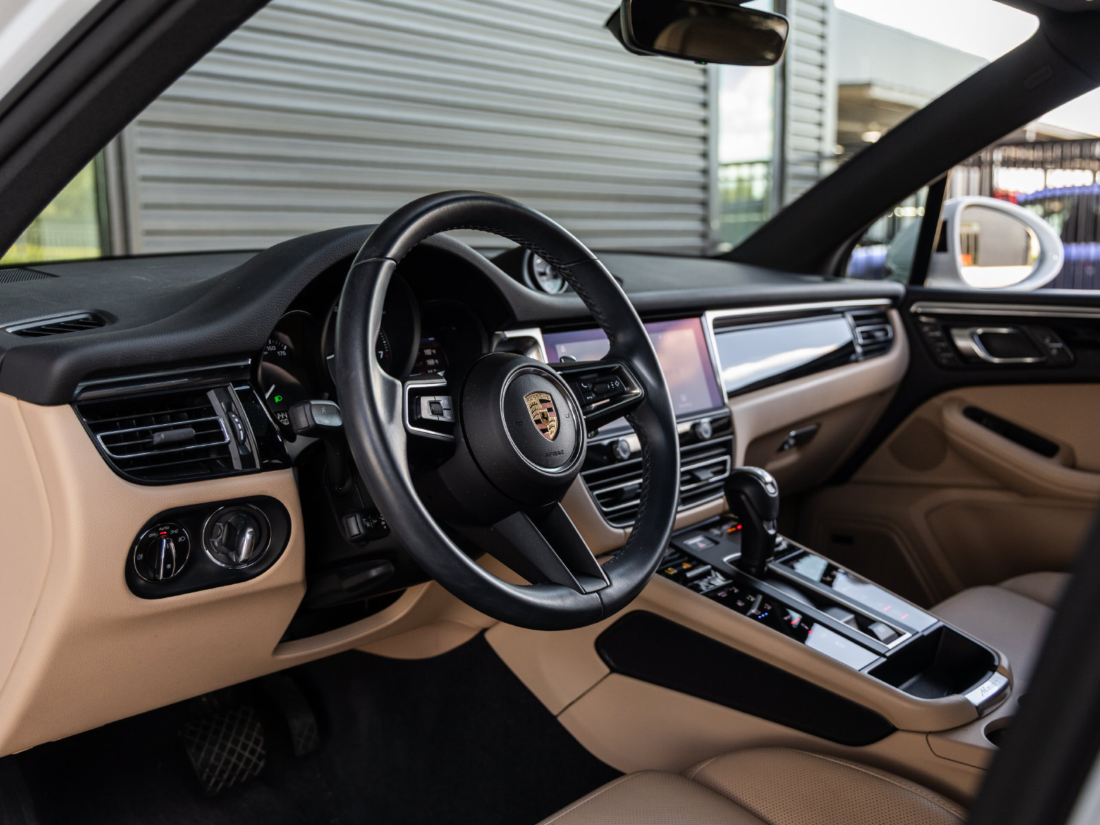 Certified 2024 Porsche Macan AWD/4WD image 4