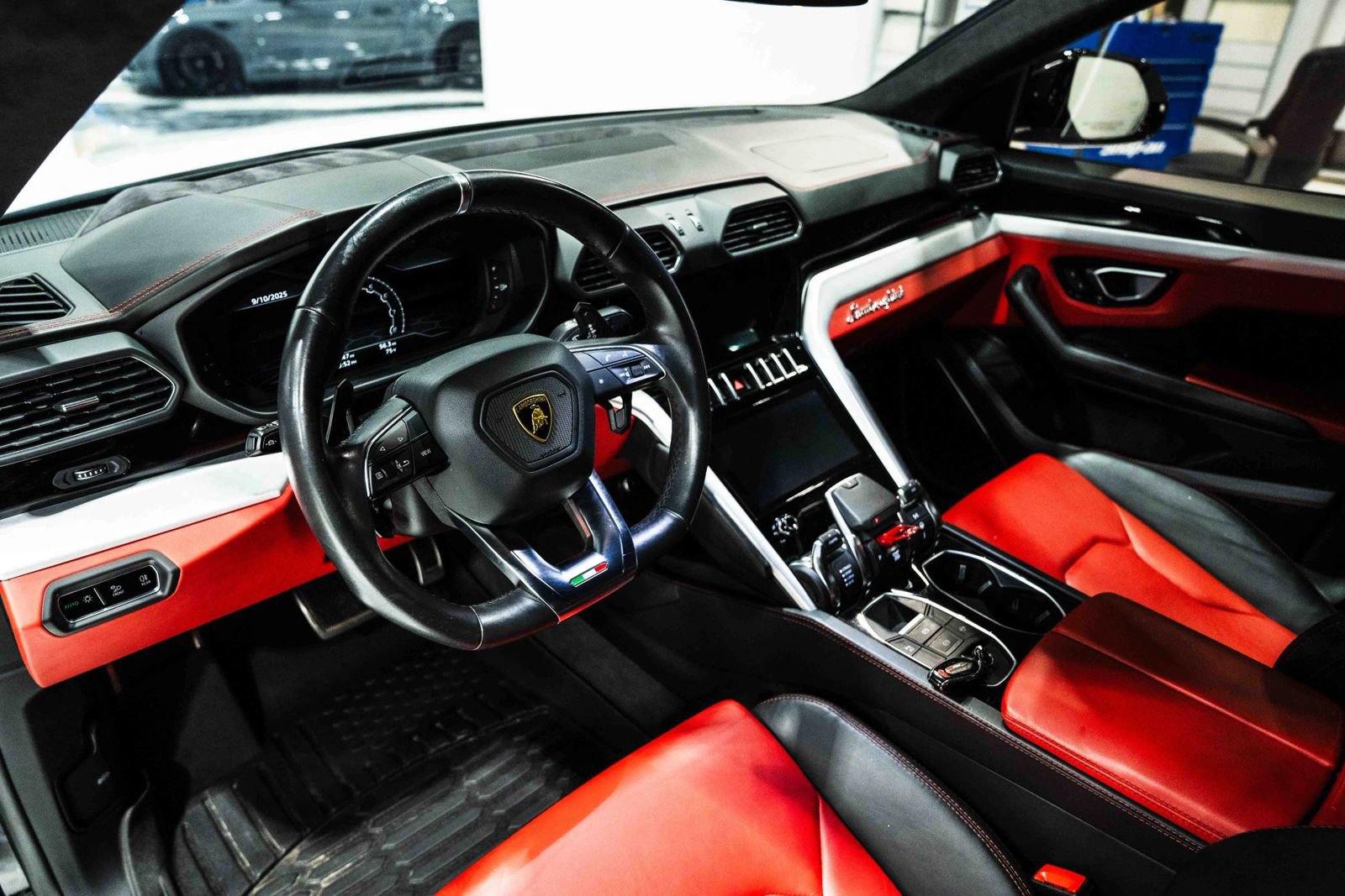 Used 2022 Lamborghini Urus AWD/4WD image 18