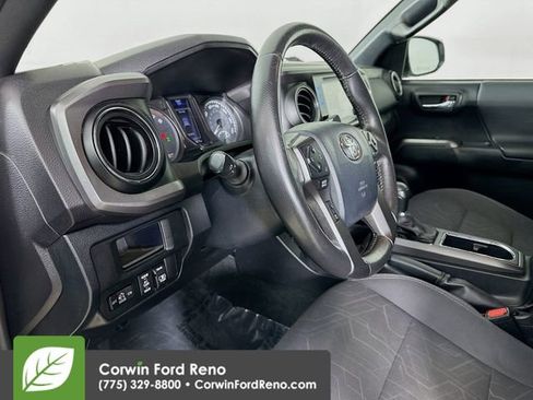 Used 2017 Toyota Tacoma TRD Off-Road image 9