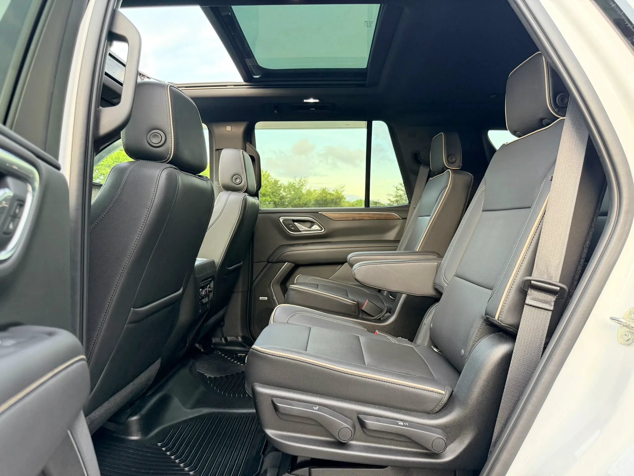 Used 2021 Chevrolet Tahoe Premier w/ Premium Package AWD/4WD image 26