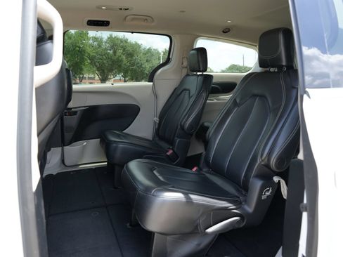 Used 2023 Chrysler Pacifica Touring-L FWD image 18