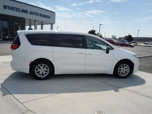 Used 2025 Chrysler Pacifica Select FWD image 2