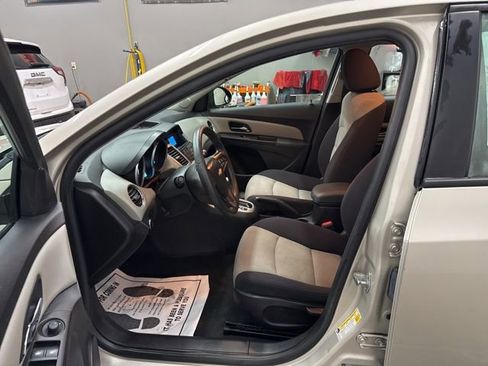 Used 2014 Chevrolet Cruze LS image 9