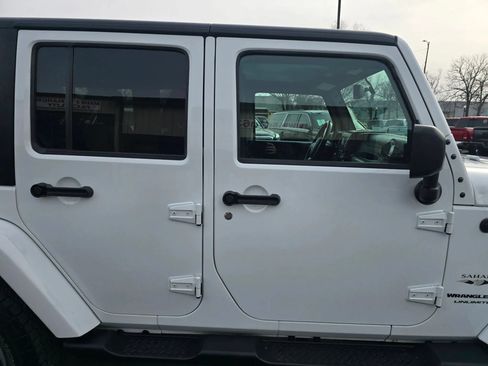 Used 2018 Jeep Wrangler Unlimited Sahara w/ Connectivity Group AWD/4WD image 28