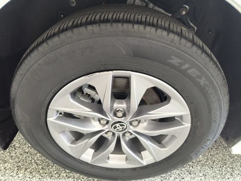 Used 2024 Toyota Sienna XLE FWD image 41