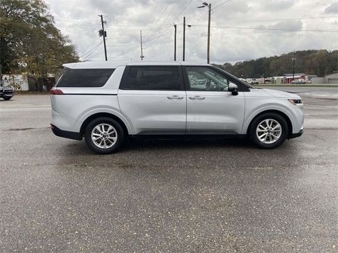 Used 2023 Kia Carnival LX image 2