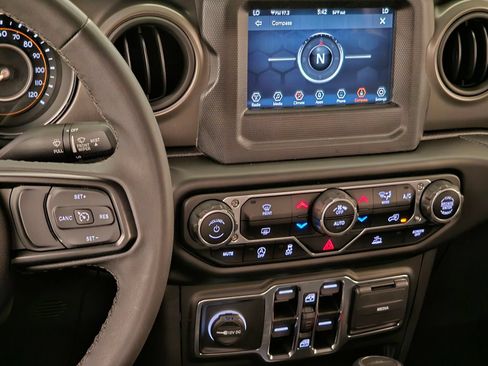 Used 2023 Jeep Gladiator Sport AWD/4WD image 9