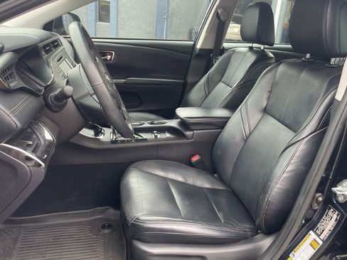 Used 2018 Toyota Avalon Limited image 4