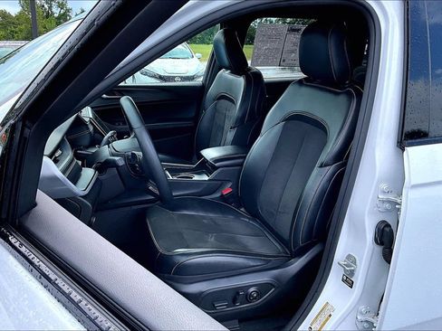 Used 2024 Jeep Grand Cherokee Altitude RWD image 23