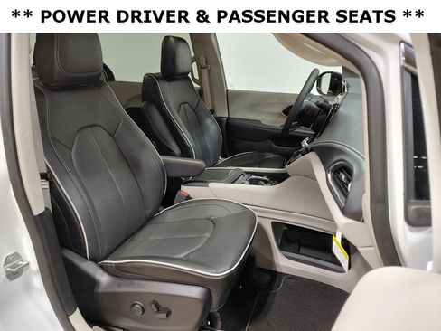 Certified 2024 Chrysler Pacifica Limited image 21