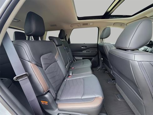 New 2025 Nissan Pathfinder Platinum image 12