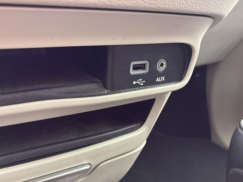 Used 2018 Chrysler Pacifica Touring-L FWD image 23