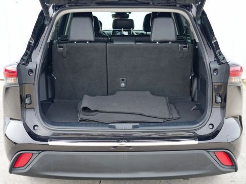 Used 2020 Toyota Highlander XLE image 9