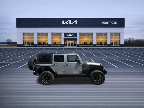 Used 2015 Jeep Wrangler Unlimited Sahara w/ Connectivity Group AWD/4WD image 4