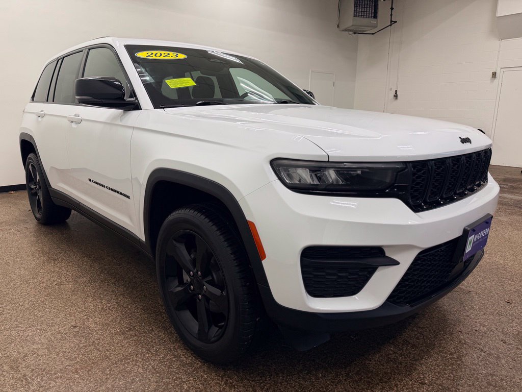 Used 2023 Jeep Grand Cherokee Altitude AWD/4WD image 8