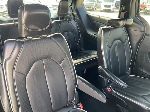 Used 2025 Chrysler Pacifica Limited image 12