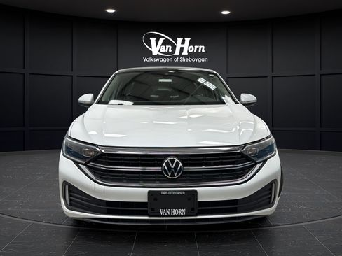Used 2023 Volkswagen Jetta SEL FWD image 2