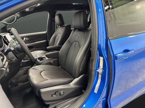 New 2026 Chrysler Pacifica Select image 4