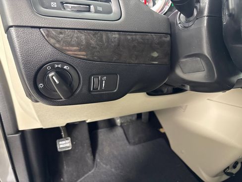 Used 2018 Dodge Grand Caravan SE w/ UConnect Hands-Free Group image 15
