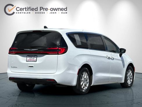 Used 2024 Chrysler Pacifica Touring-L FWD image 4