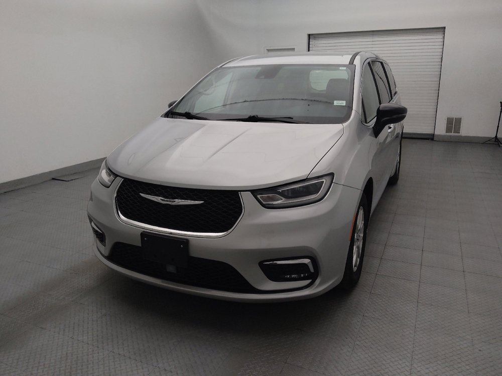 Used 2024 Chrysler Pacifica Touring-L FWD image 15