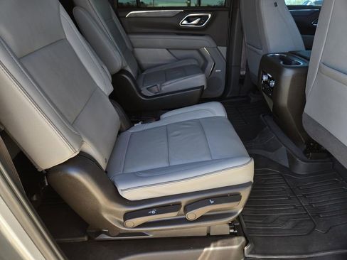 Used 2023 GMC Yukon XL SLT w/ SLT Luxury Package image 25